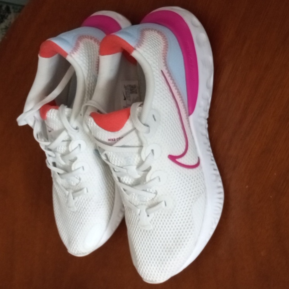 Nike Women's White and Pink Running Shoes - Picture 7 of 10